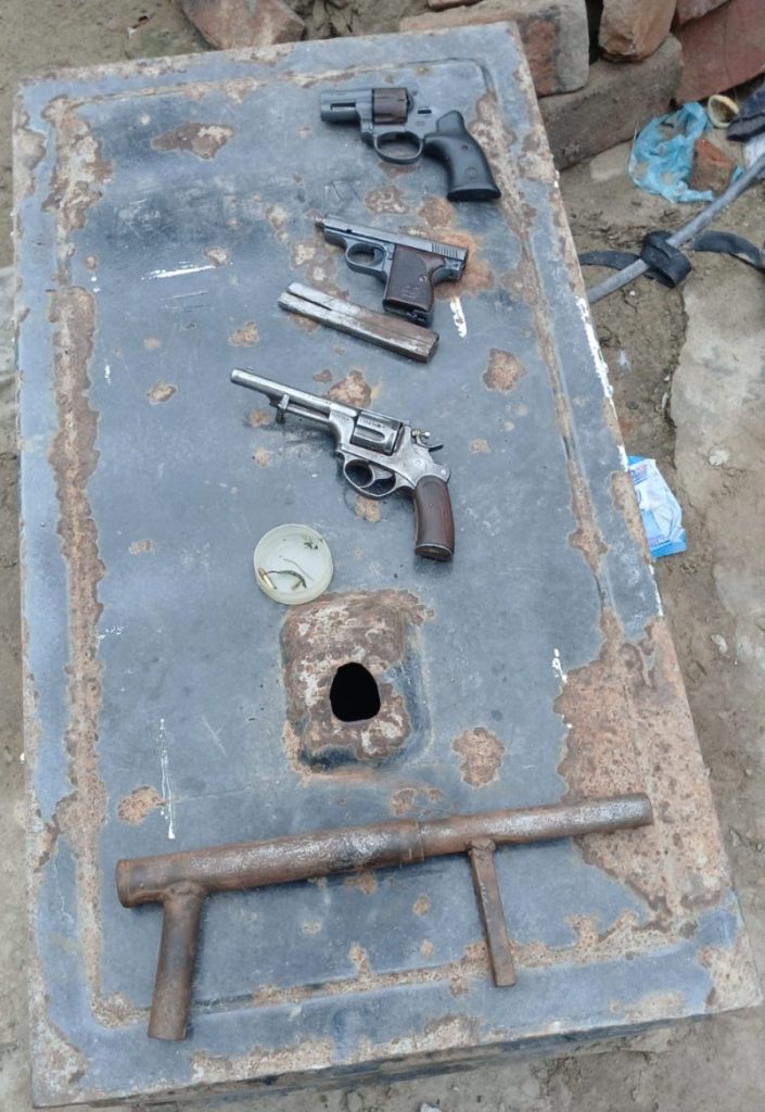 Allanan una vivienda por el robo de una bicicleta, pero hallan armas y drogas