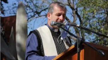 Escándalo en Dean Funes por un cura que le ofreció sexo oral a un camionero