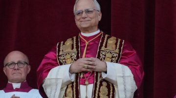 “Dios ama a todos”, la primera bendición de Robert Prevost, el Papa León XIV