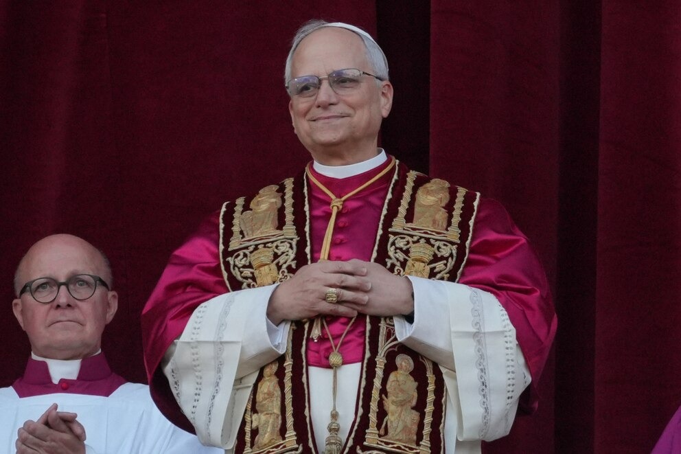 “Dios ama a todos”, la primera bendición de Robert Prevost, el Papa León XIV