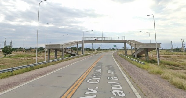 Rescatan a una adolescente que intentó quitarse la vida desde un puente en el barrio 750 Viviendas