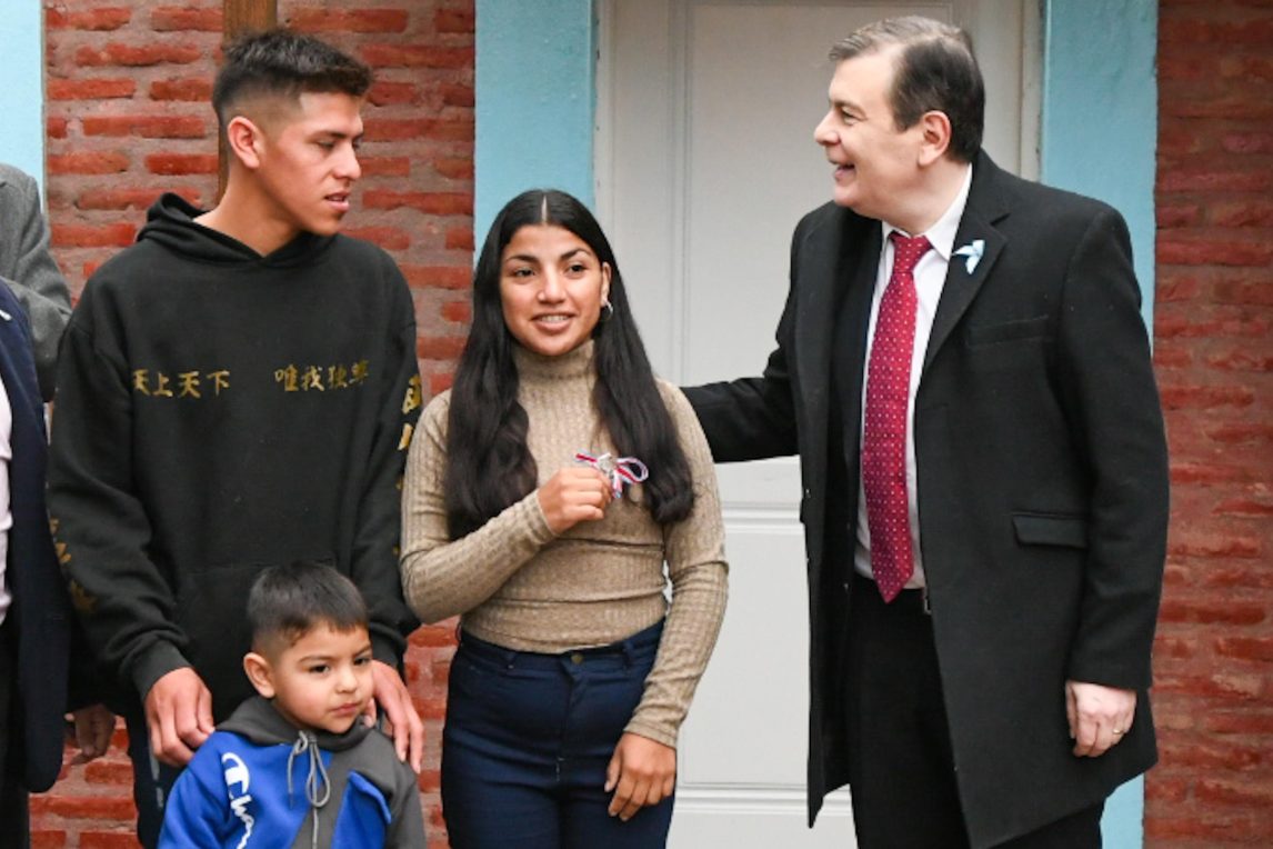 Gerardo Zamora entregó viviendas sociales a familias de El Aibe y La Aurora