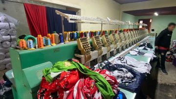 Camisetas truchas, talleres ocultos y un millonario decomiso en “La Salada”