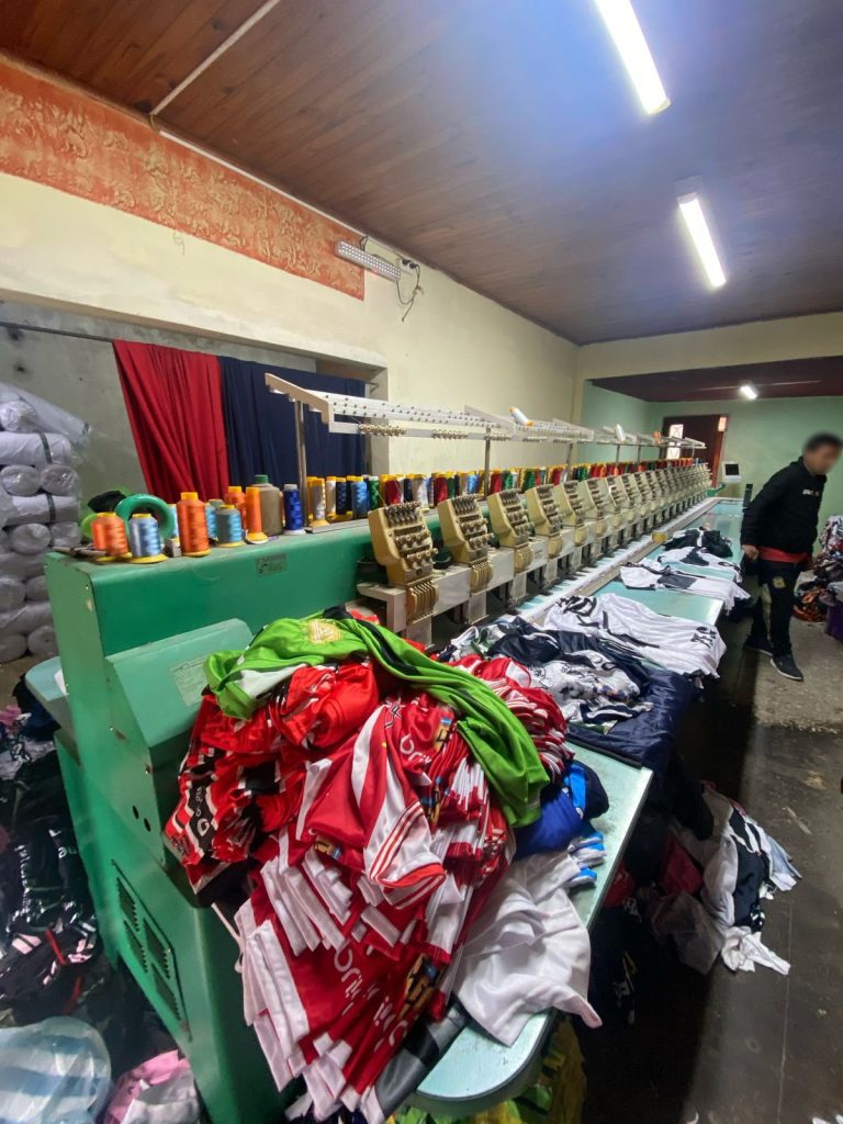 Camisetas truchas, talleres ocultos y un millonario decomiso en “La Salada”
