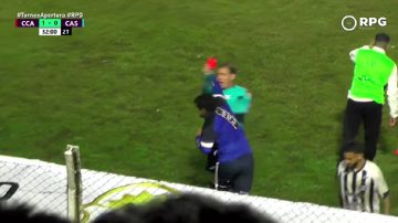 VIDEO | Un colaborador golpeó al árbitro en el clásico entre Central Argentino y Sarmiento