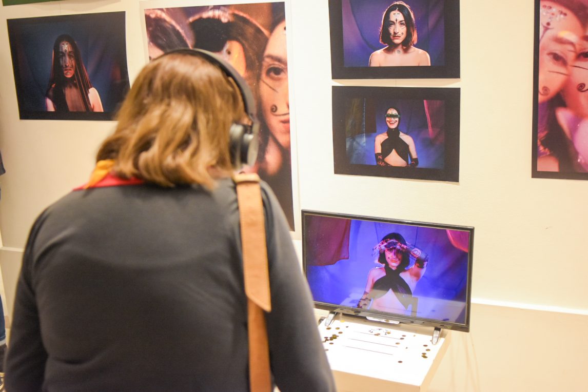 El arte toma la escena: mujeres y disidencias inauguraron La Mostra Visual 2025