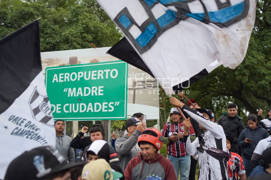 Tremendo banderazo para despedir al plantel de Central Córdoba que parte rumbo a Quito