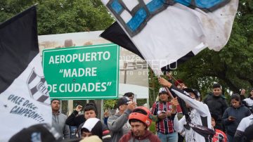 Tremendo banderazo para despedir al plantel de Central Córdoba que parte rumbo a Quito