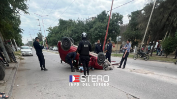 Una mujer y su hijo sufrieron heridas tras un terrible vuelco sobre Avenida Solís