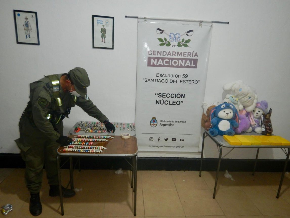 Fotos y detalles: ocultaban más de 10 kilos de cocaína en almohadas, peluches y paquetes de garrapiñadas