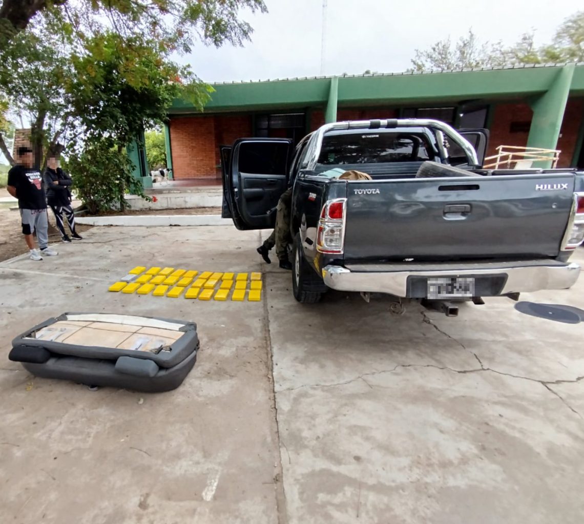 Ocultaban 30 paquetes de droga y viajaban con una nena en el vehículo