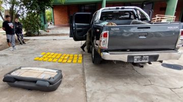 Ocultaban 30 paquetes de droga y viajaban con una nena en el vehículo