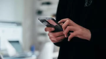 Quiso dar de baja a un seguro, le pidieron una foto de su tarjeta y la estafaron por $2.000.000