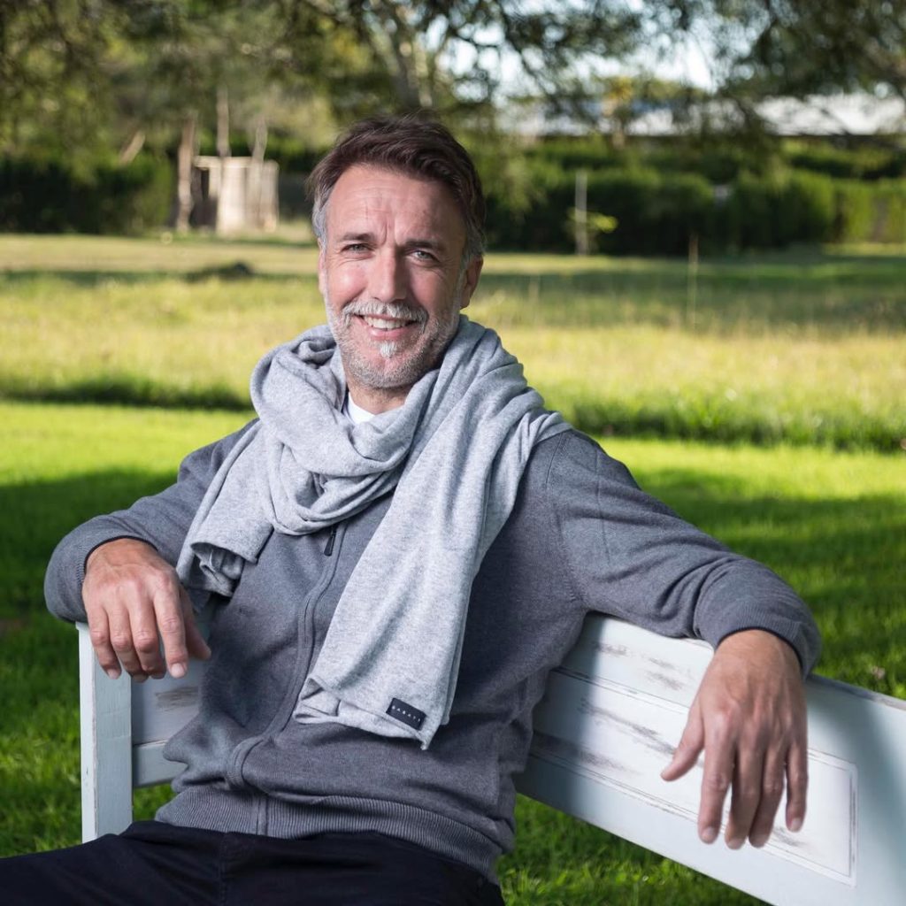 Detectan trabajadores en “condiciones deplorables” en campos de Gabriel Batistuta
