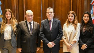 Zamora recibió al Historiador Eduardo Lazzari, quien escribió sobre los “Santiagueños ilustres”