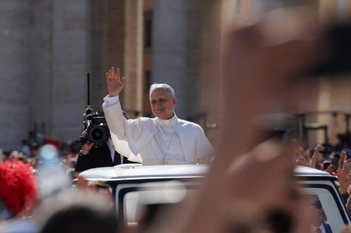 El papa León XIV hizo su primer recorrido en papamóvil antes de su misa de asunción
