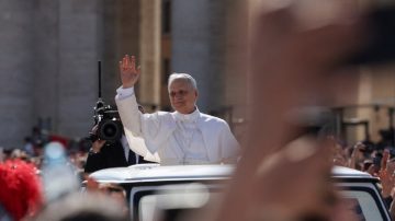 El papa León XIV hizo su primer recorrido en papamóvil antes de su misa de asunción