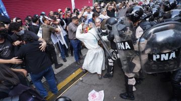 “Curas en opción por los pobres” repudiaron la represión a jubilados: “Duele ver obedecer a la orden del pecado”