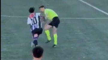 Video: salvaje agresión de un jugador de Reserva a un árbitro