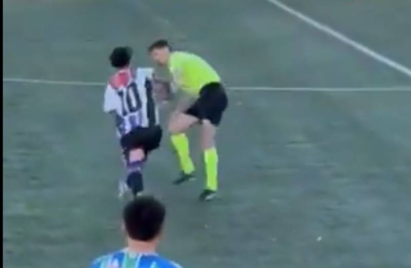 Video: salvaje agresión de un jugador de Reserva a un árbitro