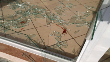 Jóvenes que peleaban en la Plaza Libertad destrozaron a golpes una vidriera