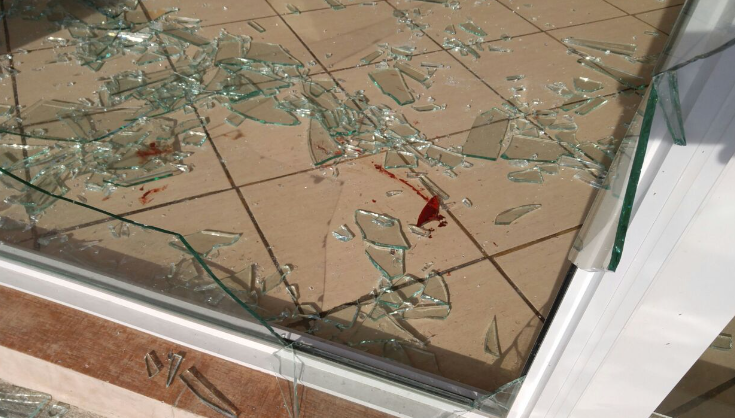 Jóvenes que peleaban en la Plaza Libertad destrozaron a golpes una vidriera