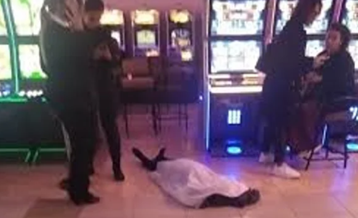 VIDEO. Una mujer murió en un bingo y los apostadores siguieron jugando como si nada