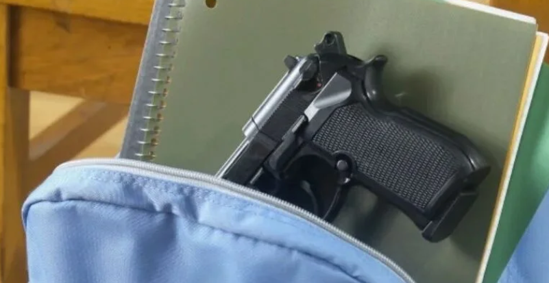 Horror en una escuela: un alumno llevó un arma, amenazó a compañeros y huyó haciendo tiros