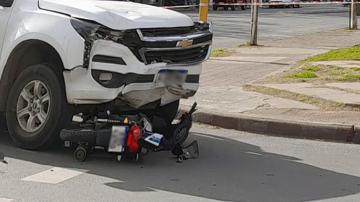 Motochorros escapaban en contramano tras un robo y fueron embestidos por una camioneta: terminaron en el hospital, con custodia
