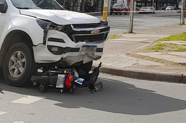 Motochorros escapaban en contramano tras un robo y fueron embestidos por una camioneta: terminaron en el hospital, con custodia