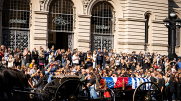 Montevideo, conmovido durante el cortejo fúnebre de Pepe Mujica: canto, banderas, aplausos y mucha emoción