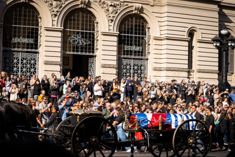 Montevideo, conmovido durante el cortejo fúnebre de Pepe Mujica: canto, banderas, aplausos y mucha emoción