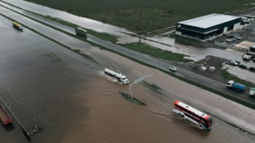 “Comiendo galletitas y tomando jugo”: 37 chicos están atrapados en un micro hace más de 20 horas por el temporal