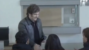 Incómodos momentos para Javier Milei: un fiscal de mesa se negó a saludarlo y tras votar, le pegaron con un micrófono