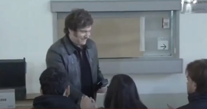 Incómodos momentos para Javier Milei: un fiscal de mesa se negó a saludarlo y tras votar, le pegaron con un micrófono
