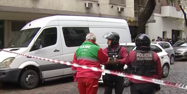Hallan a un matrimonio y sus hijos muertos en un departamento: sospechan de un crimen intrafamiliar