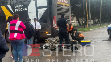 IMÁGENES | Una pareja en moto chocó contra un colectivo de larga distancia en La Banda