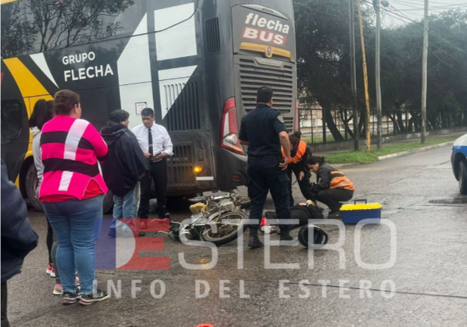 IMÁGENES | Una pareja en moto chocó contra un colectivo de larga distancia en La Banda