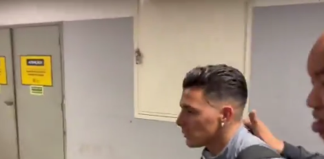 Cristian Pavón fue detenido en Brasil: quiso escupir al árbitro, pero escupió a un policía que no dudó en denunciarlo