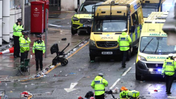 VIDEO: Un hombre atropelló con su auto a una multitud de hinchas del Liverpool que festejaban el título