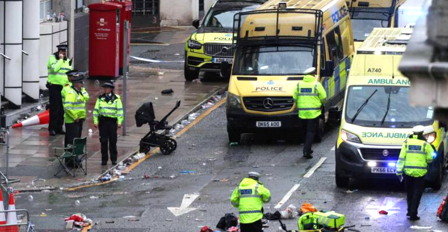 VIDEO: Un hombre atropelló con su auto a una multitud de hinchas del Liverpool que festejaban el título