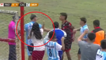 VIDEO | Escándalo en la liga tucumana: una fotógrafa le pegó a un jugador durante un partido