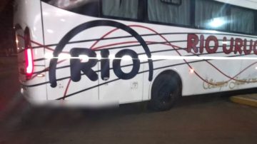 Macabro: Un colectivo llegó arrastrando un cadáver a una terminal de Corrientes