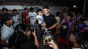 VIDEO: José Florentín se emocionó al ver mural del “Maracanazo” pintado por los hinchas