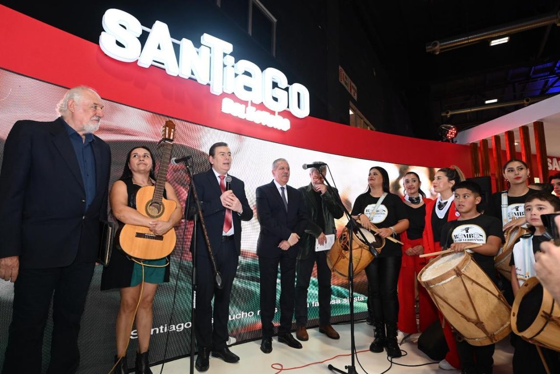 El gobernador Zamora visitó la Feria Internacional del Libro en el “Día de Santiago del Estero”