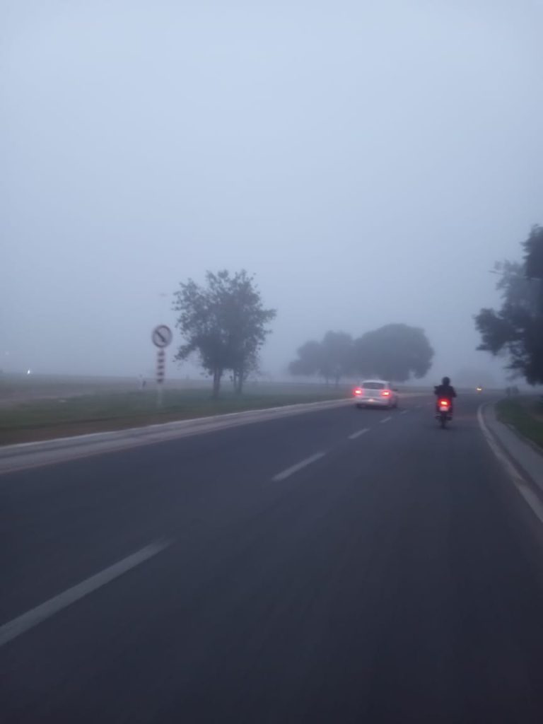 La capital santiagueña amaneció cubierta de neblina