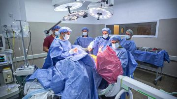 Referente mundial en cirugía traumatológica realizó con éxito una compleja intervención en el CIS Banda