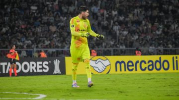 Tremenda bomba de Abascia que desactivó Rossi con una magistral atajada para mantener el 0