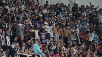 Apostillas: lo que dejó el primer tiempo en el campo de juego y las tribunas