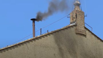 Segunda fumata negra en el Vaticano: los cardenales no lograron consenso para elegir nuevo Papa